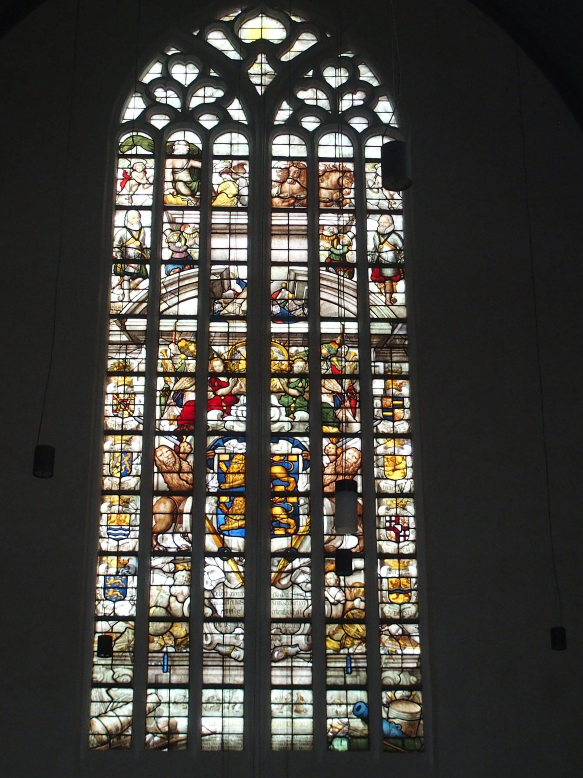 Kunstenaars beschilderen oude glas-in-lood ramen Oosterkerk